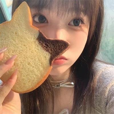 泳池里的女人